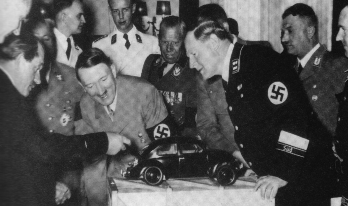 Hitler yeni üğretilecek olan Vw. Beetle hakkında bilgi alırken